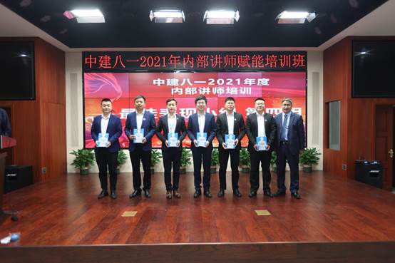 一群人站在室內(nèi)合影
描述已自動生成