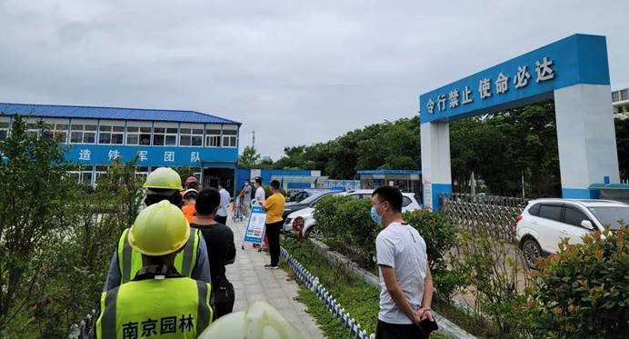 圖片包含 戶外, 男人, 街道, 標(biāo)志描述已自動生成