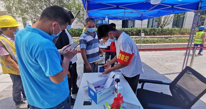 圖片包含 男人, 桌子, 游戲機(jī), 男孩描述已自動生成