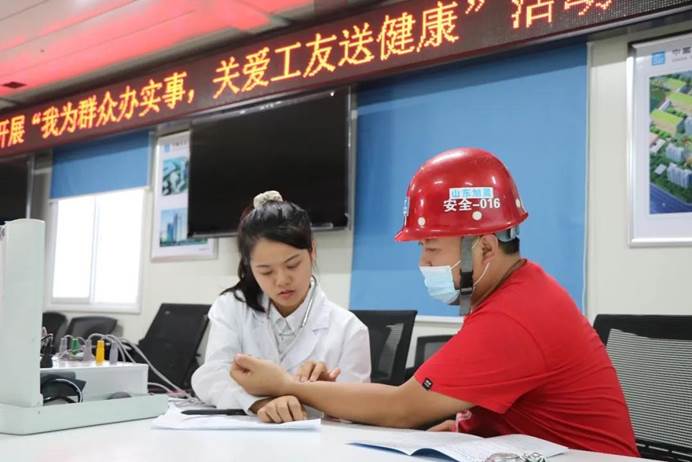 圖片包含 男人, 游戲機(jī), 食物, 女人描述已自動生成